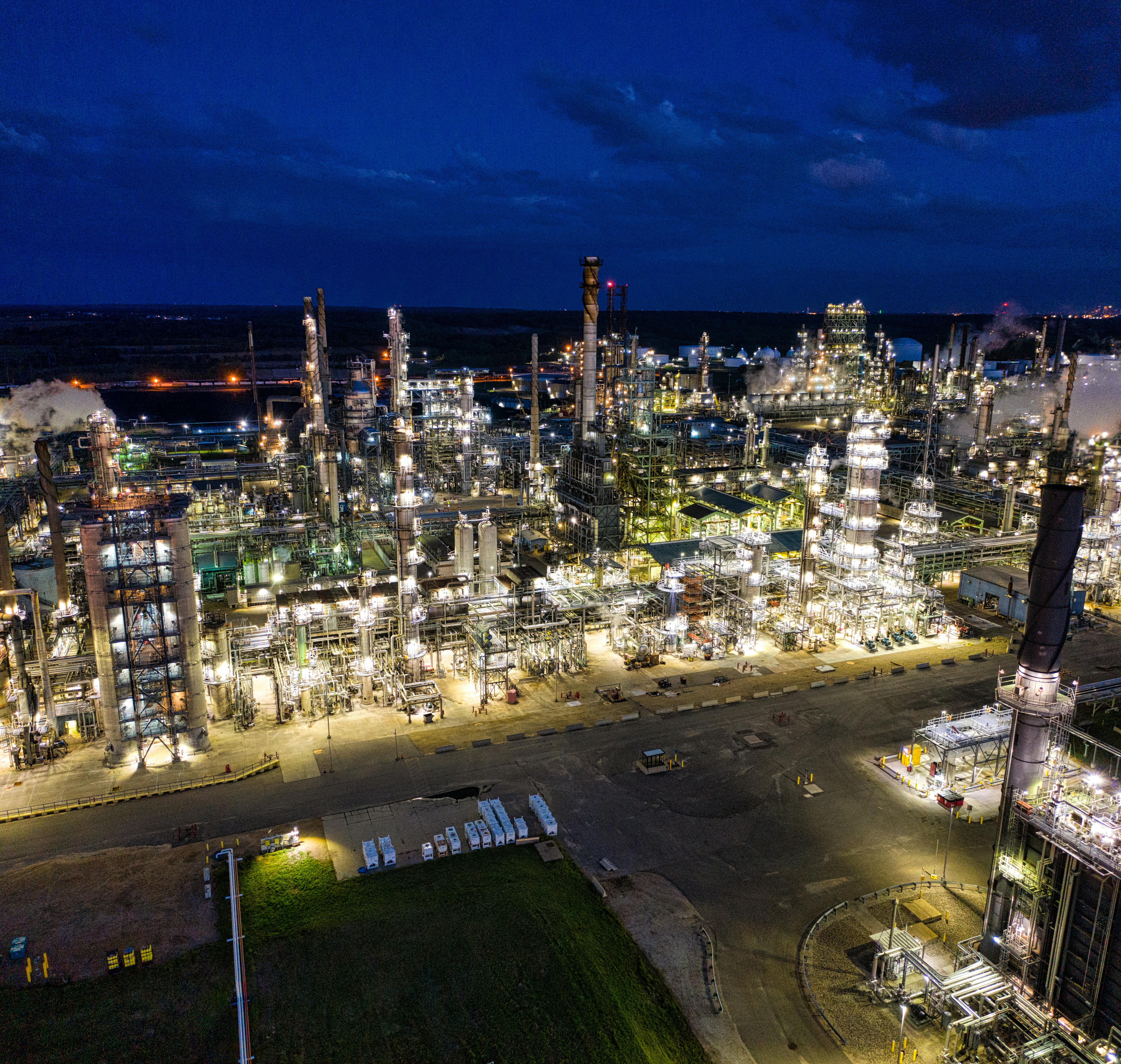 Industrieanlage bei Nacht